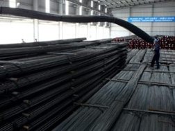 Thép nội dư thừa, thép nhập khẩu vẫn tăng 9,6%